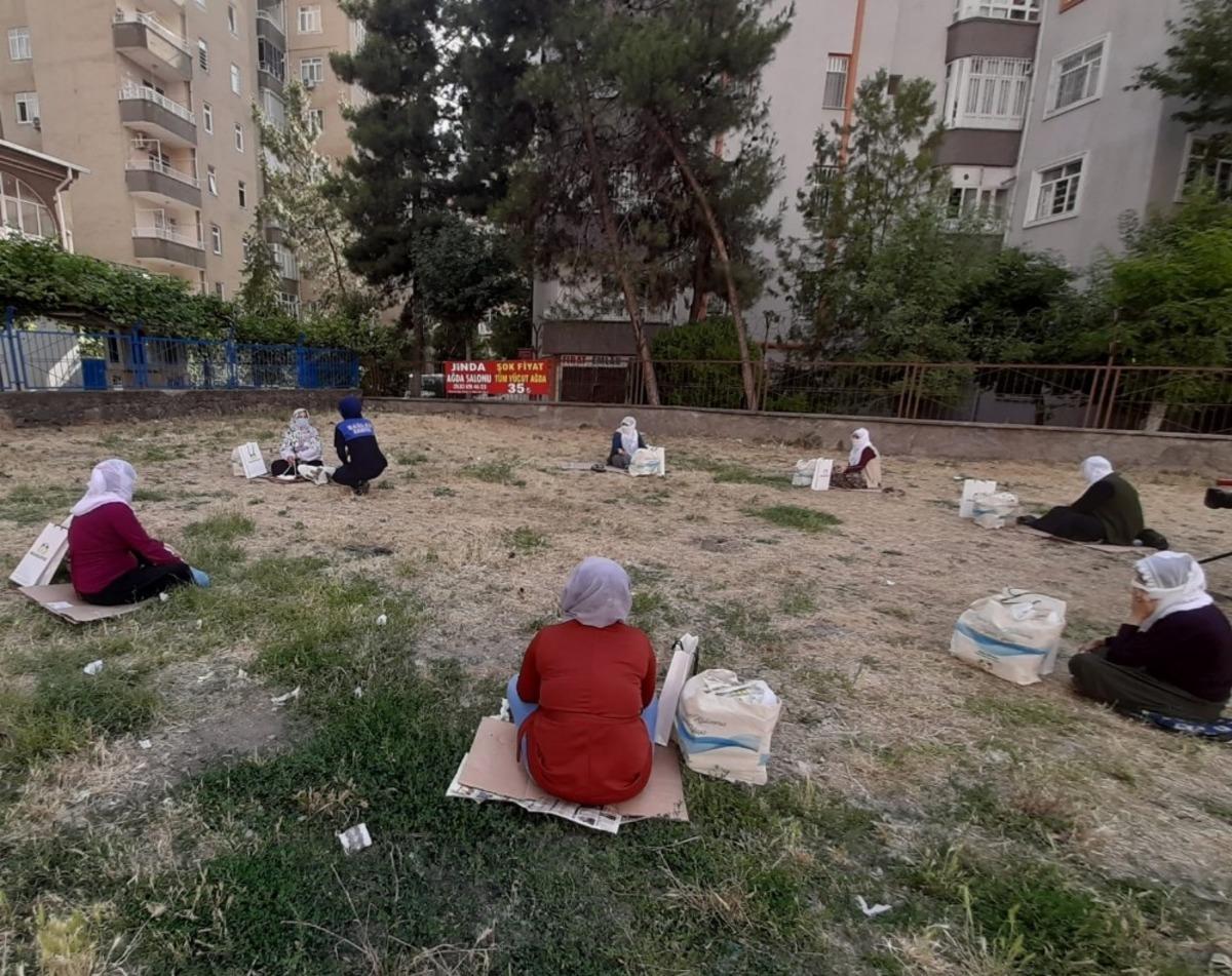 Başkan Beyoğlu&rsquo;ndan &ouml;rnek oturma d&uuml;zeniyle takdir toplayan kadınlara hediye