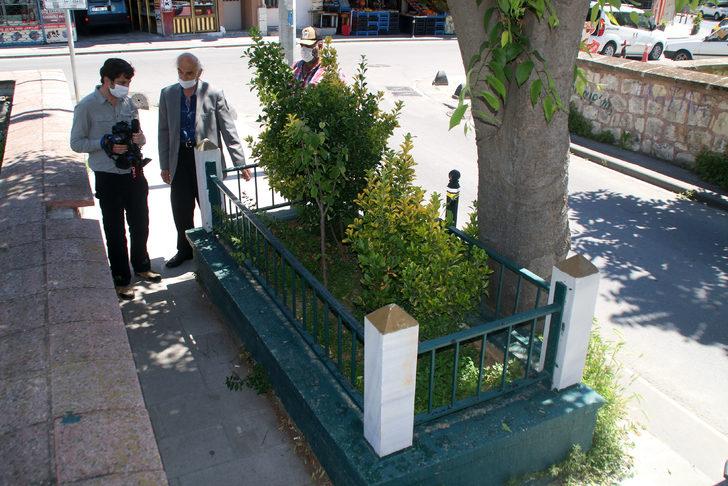 Kaldırımdaki mezar dikkat çekiyor! Geçenler dua ediyor ama kimin yattığı bilinmiyor G2