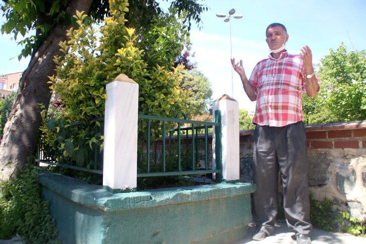 Kaldırımdaki mezar dikkat çekiyor! Geçenler dua ediyor ama kimin yattığı bilinmiyor G3