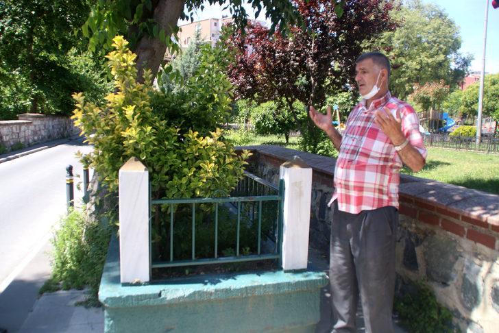 Kaldırımdaki mezar dikkat çekiyor! Geçenler dua ediyor ama kimin yattığı bilinmiyor G4