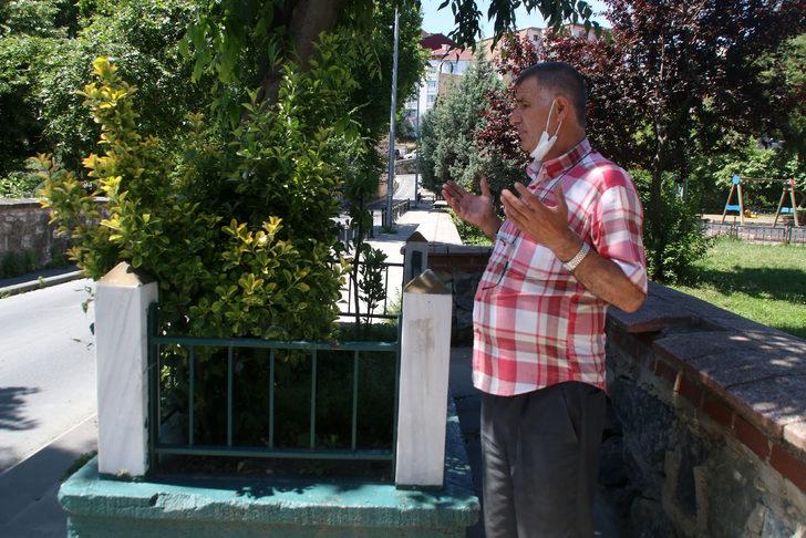 Kaldırımdaki mezar dikkat çekiyor! Geçenler dua ediyor ama kimin yattığı bilinmiyor G5