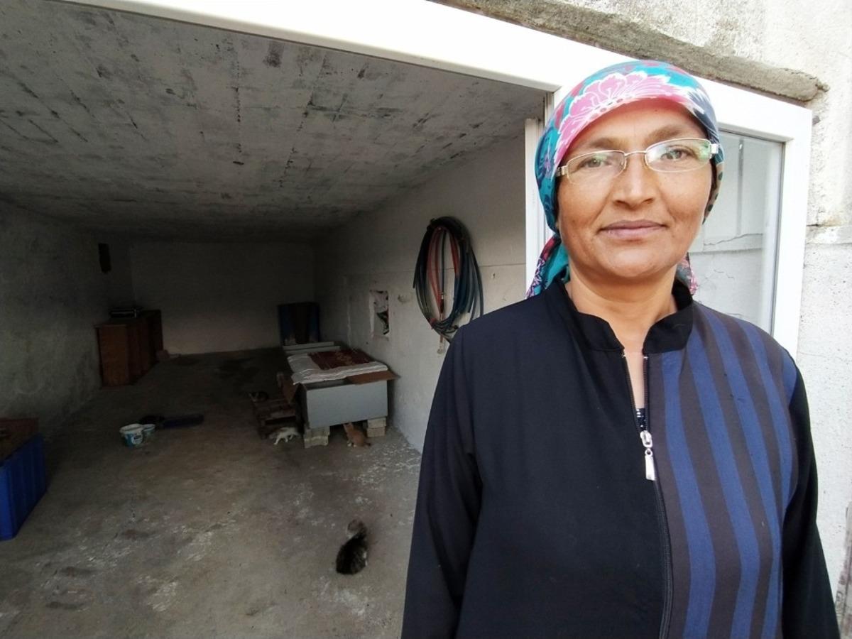 40 civarında kedisi olan G&ouml;n&uuml;l Salman: "Yola kasis yapılsın kedilerim &ouml;lmesin"