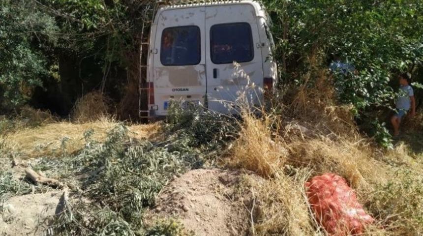 El freni &ccedil;ekilmeyen minib&uuml;s dereye u&ccedil;tu