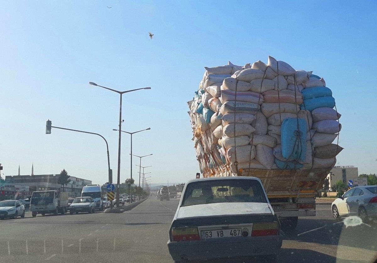 Saman y&uuml;kl&uuml; kamyonlar tehlike oluşturuyor