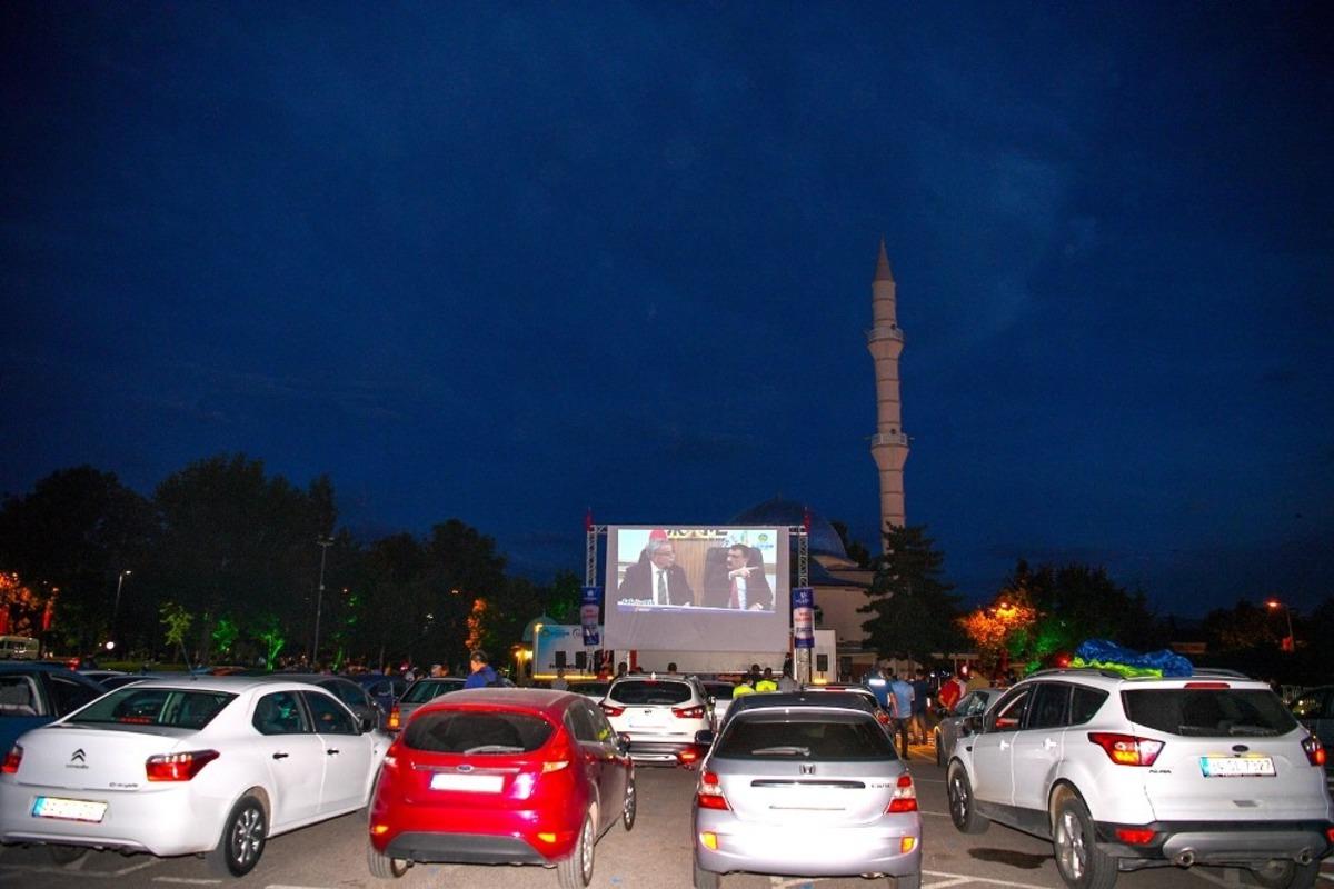 Malatya&rsquo;da korona vir&uuml;s g&uuml;nlerinde otomobilde sinema keyfi