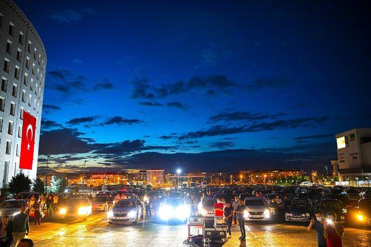 Malatya’da korona virüs günlerinde otomobilde sinema keyfi G3