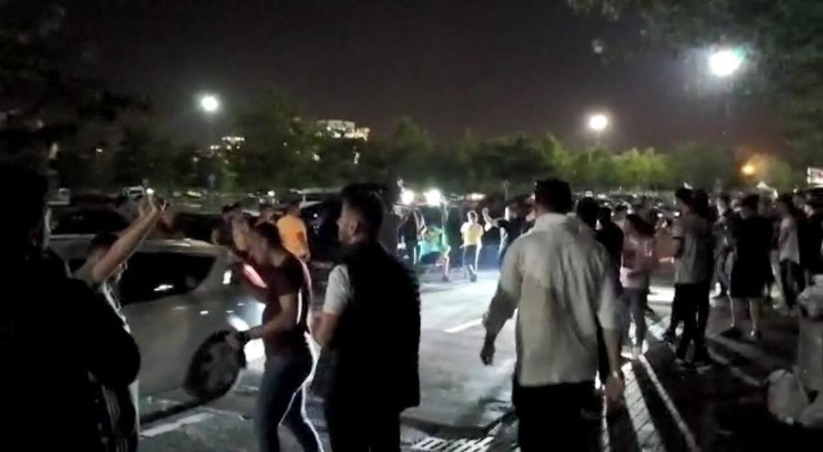 Kocaeli&rsquo;de 'pes' dedirten g&ouml;r&uuml;nt&uuml;ler! 100 gen&ccedil; yol ortasında dans etti