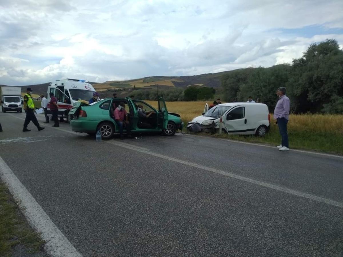 Otomobil ve kamyonet &ccedil;arpıştı: 6 yaralı