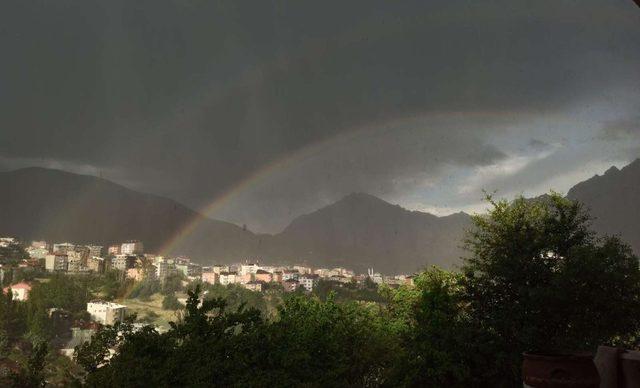 Hakkari’de gökkuşağı güzelliği