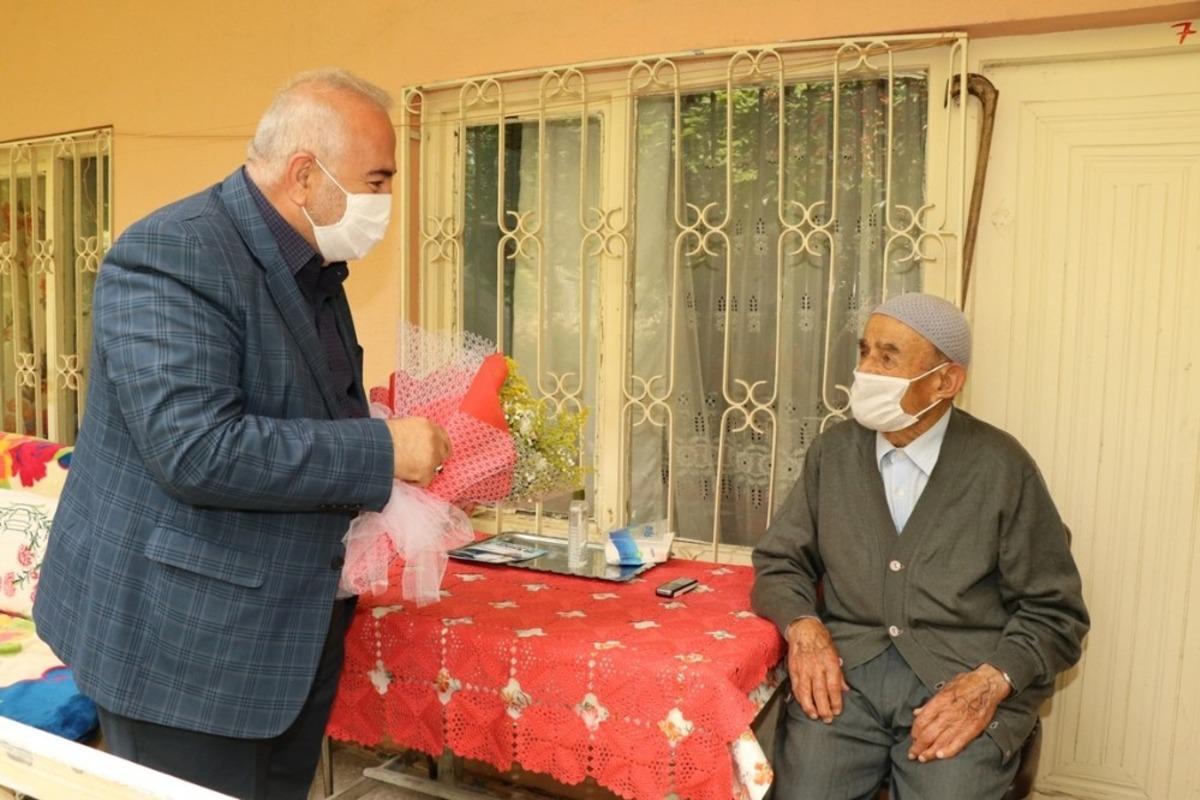 Edremit Belediyesinden anlamlı Babalar G&uuml;n&uuml; ziyareti