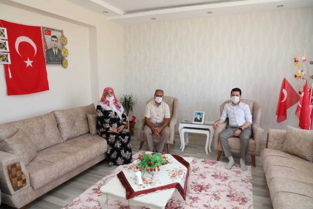 Kaymakam Beşikci şehit babalarını yalnız bırakmadı