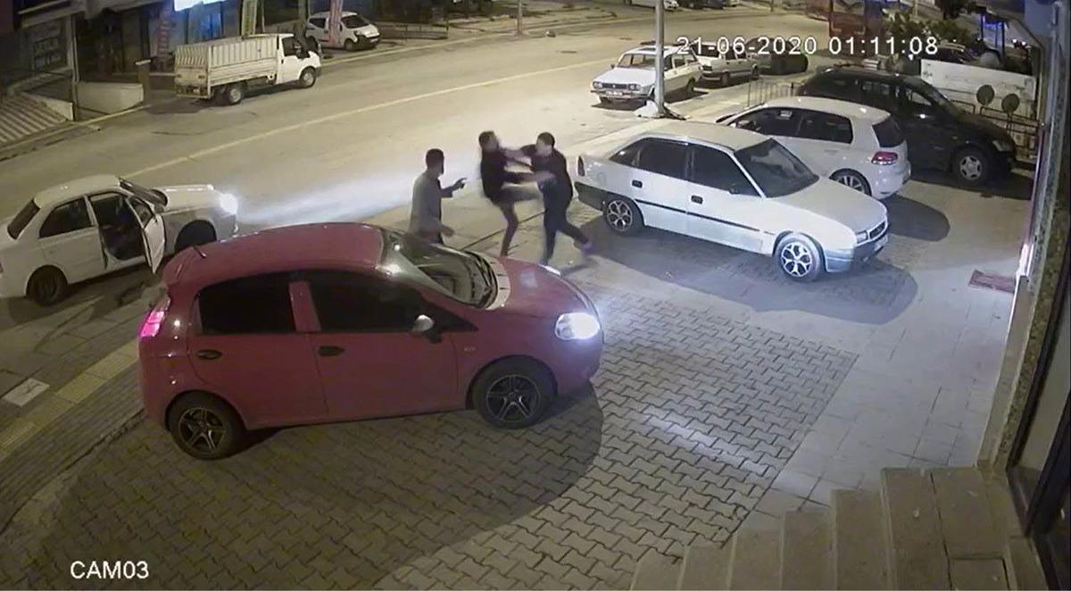 Kick boks sporcusu, trafikte tartıştığı 3 kişiyi 30 saniyede yere serdi