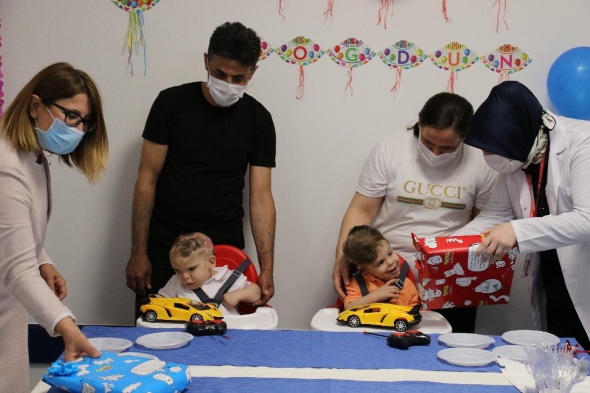 Antalyalı yapışık ikizler Derman ve Yiğit ikinci yaş g&uuml;nlerini ayrı kutladı