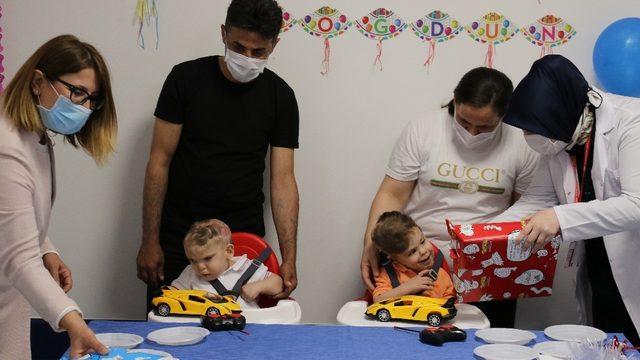 Antalyalı yapışık ikizler Derman ve Yiğit ikinci yaş günlerini ayrı kutladı