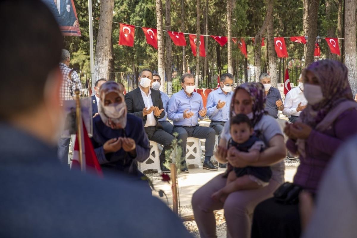 Mersin şehitliğinde h&uuml;z&uuml;nl&uuml; &rsquo;Babalar G&uuml;n&uuml;&rsquo;