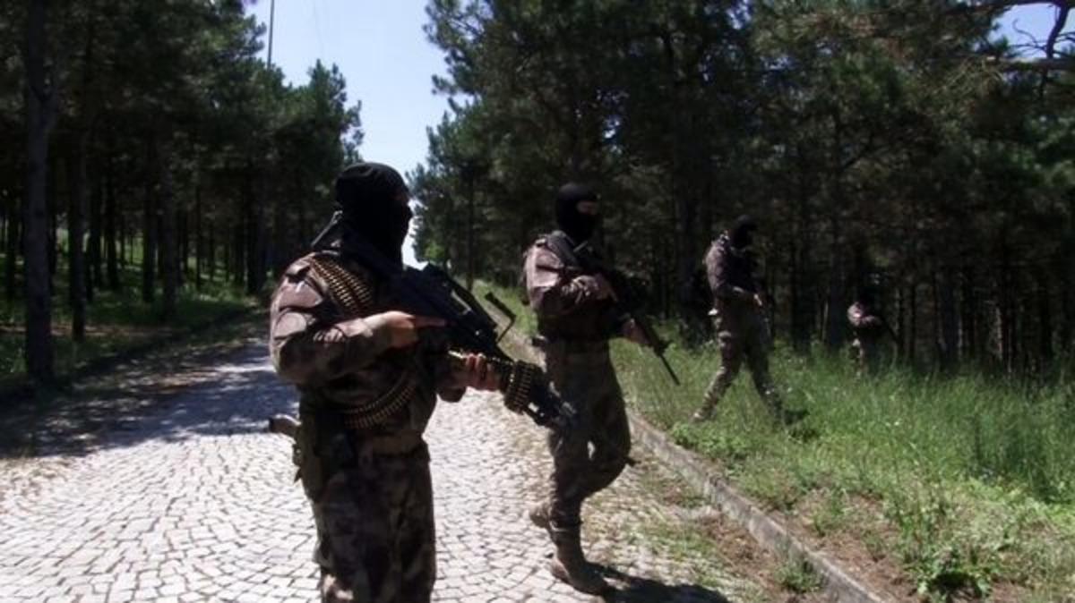 İstanbul'da atlı polislerden koronavir&uuml;s denetimi