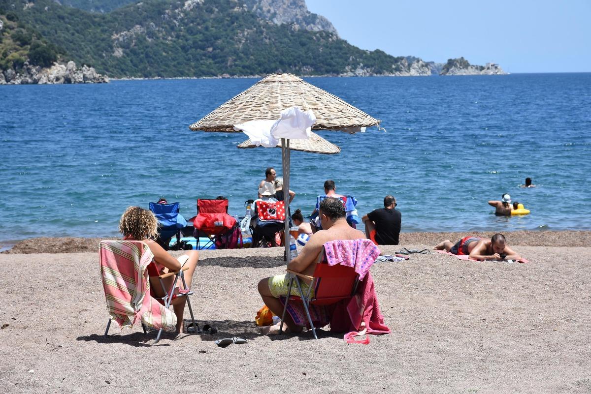 Plajlarda sosyal mesafe unutuldu