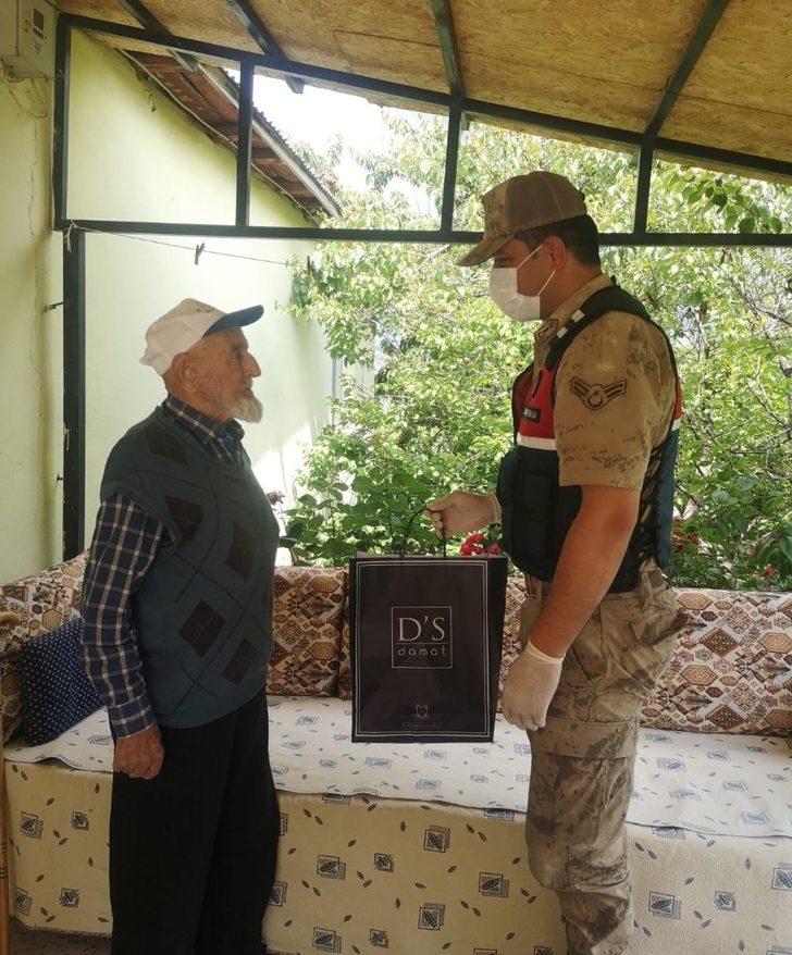 Mehmetçik’ten şehit babalarına ziyaret G3