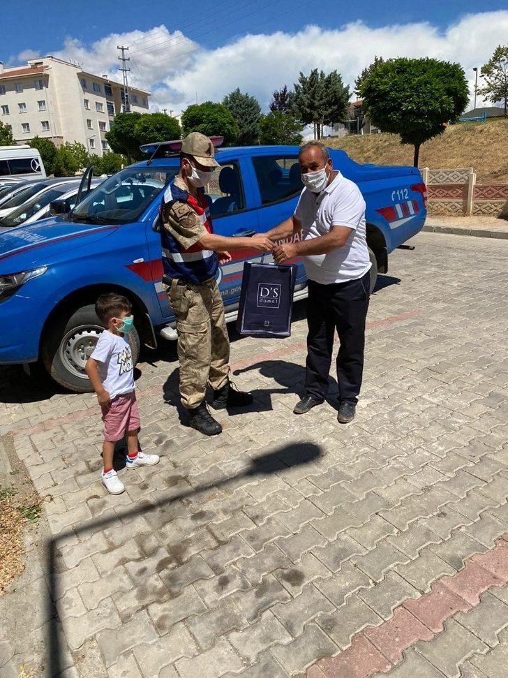 Mehmetçik’ten şehit babalarına ziyaret G4