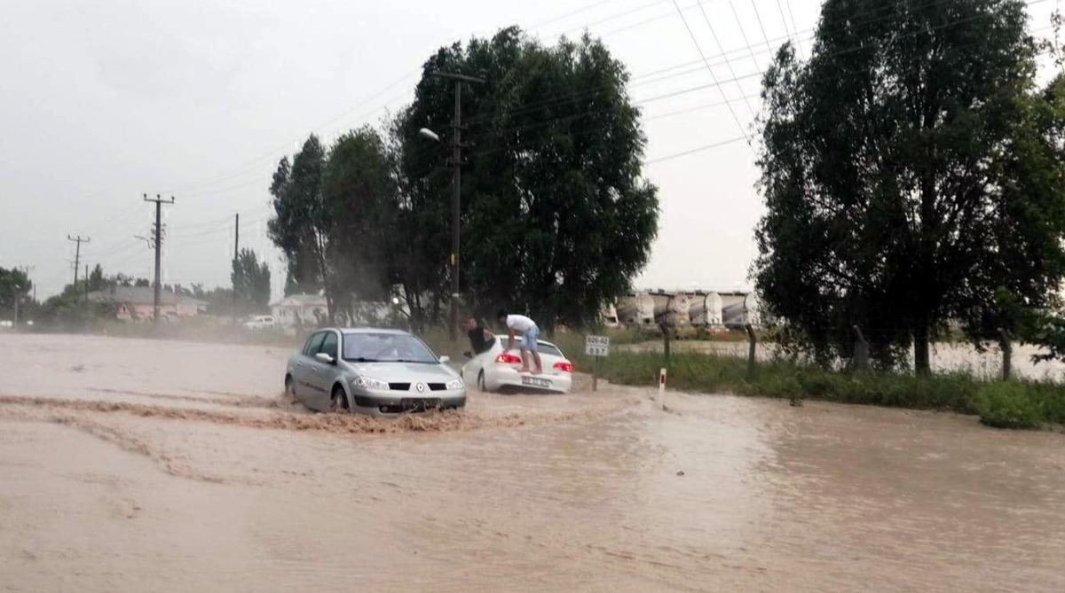 Pınarhisar'da sel yolu kapattı, ara&ccedil;lar mahsur kaldı