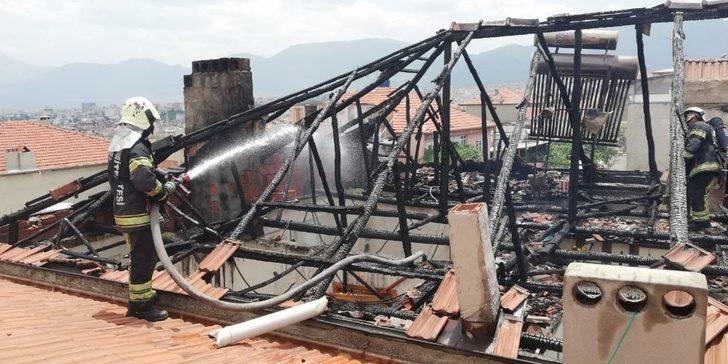 Çatı katı bir anda alevlere teslim oldu G1