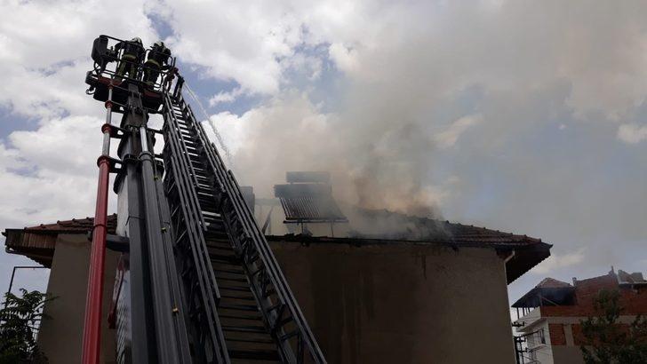 Çatı katı bir anda alevlere teslim oldu G2