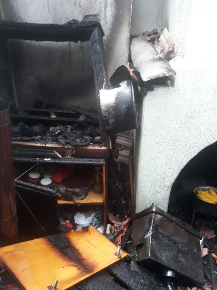 Çatı katı bir anda alevlere teslim oldu G4