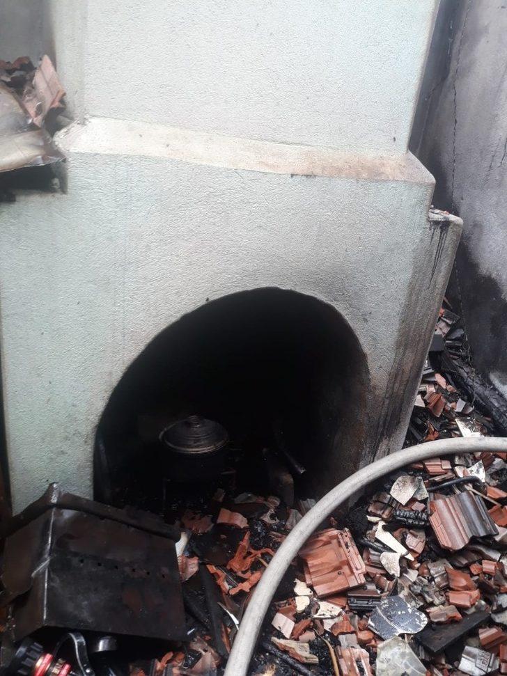 Çatı katı bir anda alevlere teslim oldu G5