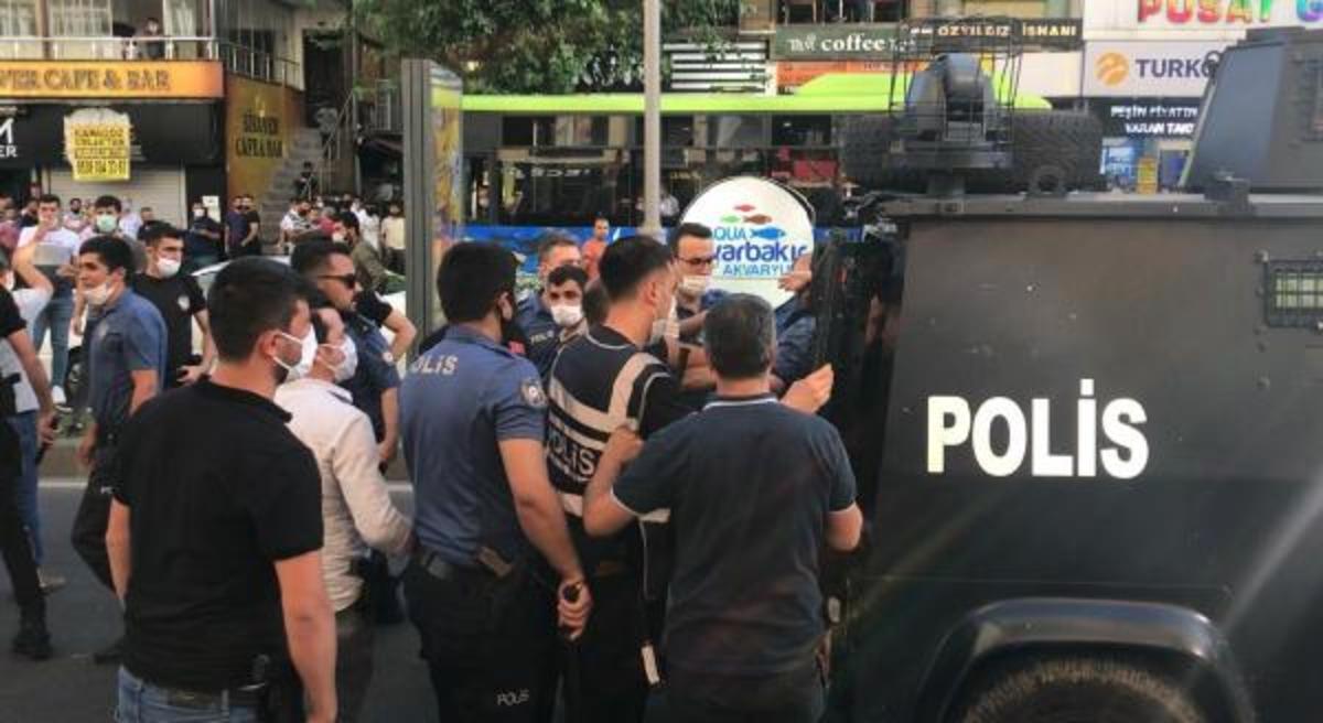 Diyarbakır'da bı&ccedil;aklı kavga! Yaralılar ve &ccedil;ok sayıda g&ouml;zaltı var