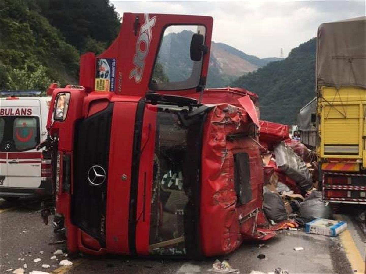 Sakarya'da &uuml;&ccedil; tırın karıştığı kazada 5 kişi yaralandı