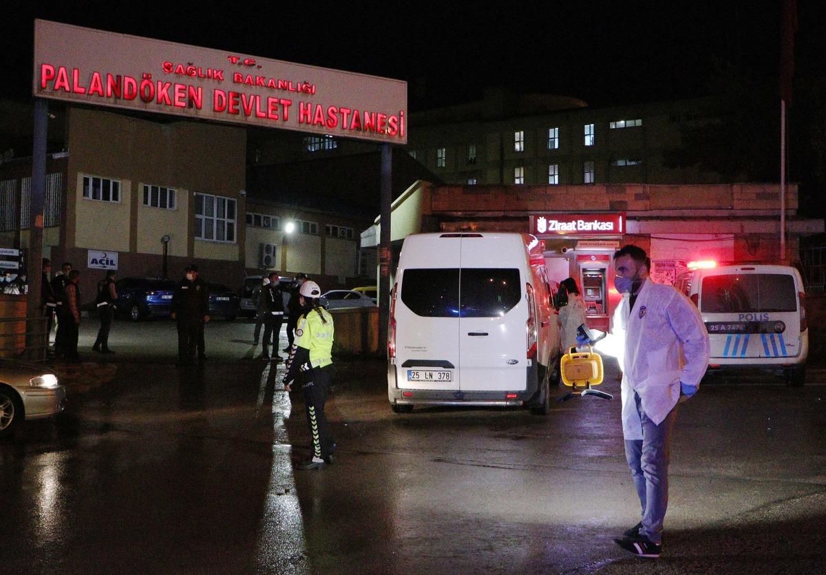 Hastane bah&ccedil;esini kan g&ouml;l&uuml;ne &ccedil;evirdiler! &Ouml;l&uuml; ve yaralılar var