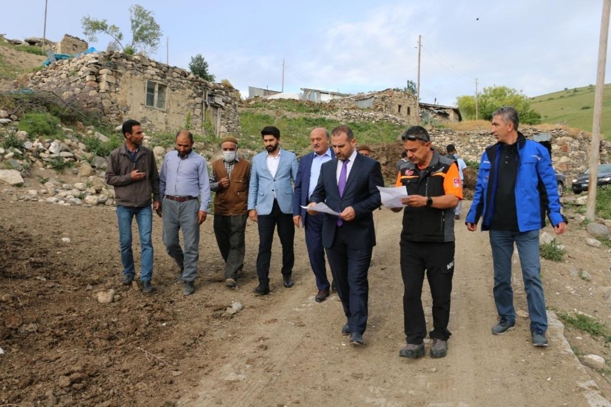 Vekiller depremden hasar g&ouml;ren k&ouml;ylerde depremzedelerin dertlerine ortak oldu