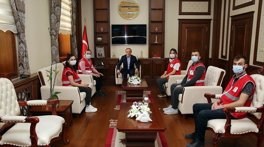 Gen&ccedil; Kızılay G&ouml;n&uuml;ll&uuml;leri Vali C&uuml;neyt Epcim&rsquo;i ziyaret etti