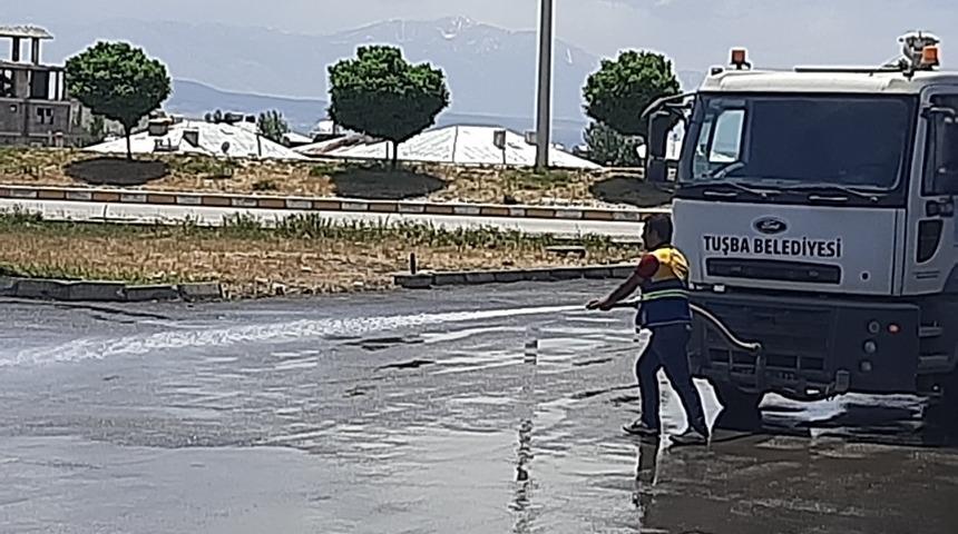Tuşba Belediyesi ila&ccedil;lı suyla caddeleri yıkıyor