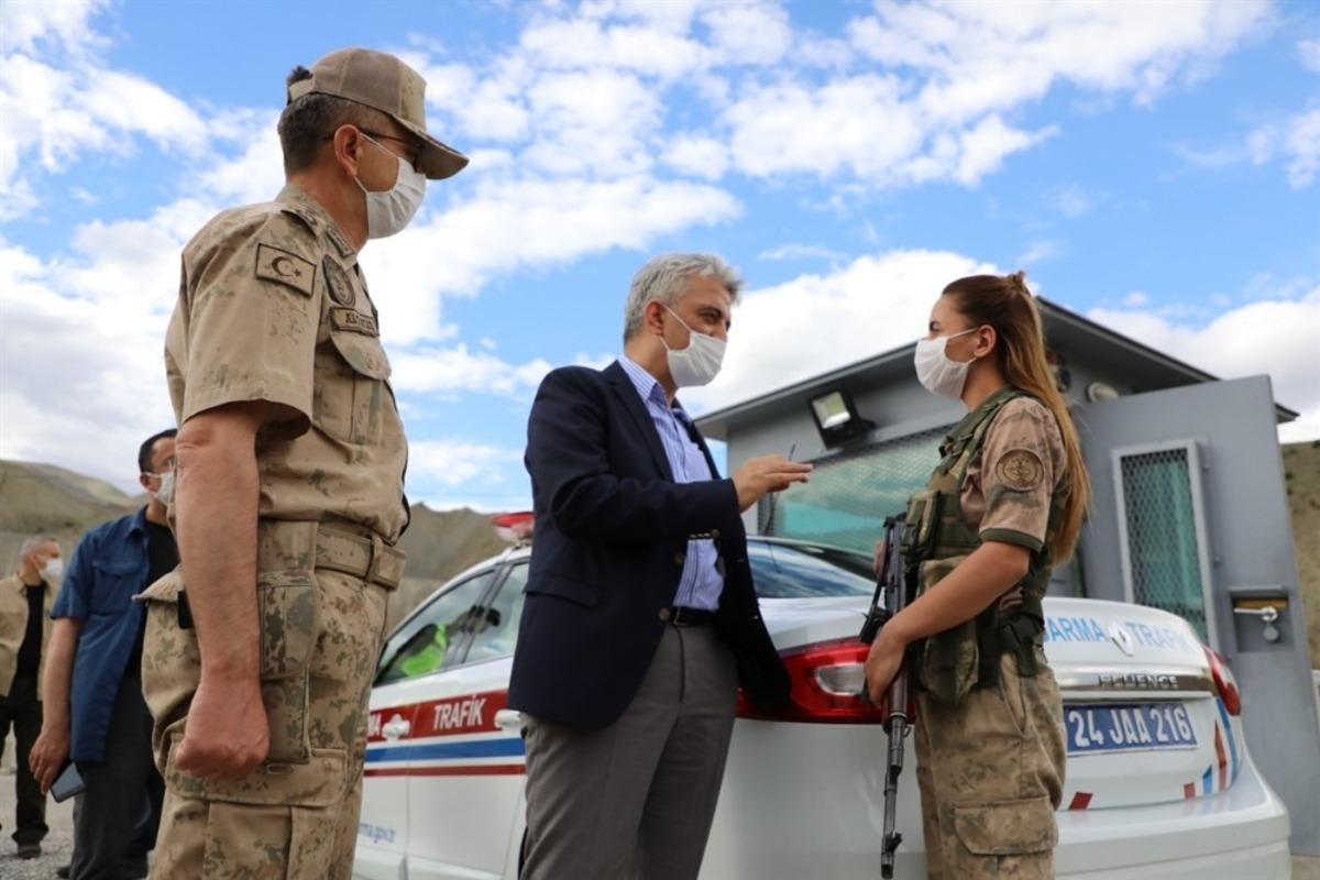 Vali Makas, jandarma kontrol noktalarında incelemede bulundu