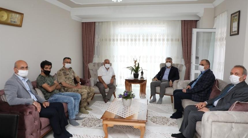 Vali Makas&rsquo;tan şehit ailelerine ziyaret