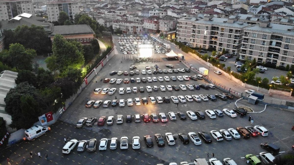 &Ccedil;ekmek&ouml;y&rsquo;de babalar g&uuml;n&uuml;ne &ouml;zel a&ccedil;ık havada arabalı sinema nostaljisi