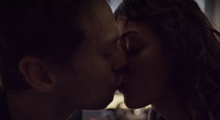 Metin Akdülger ve Dilan Çiçek Deniz'in Yarına Tek Bilet filmindeki sevişme sahnesi olay oldu! G1