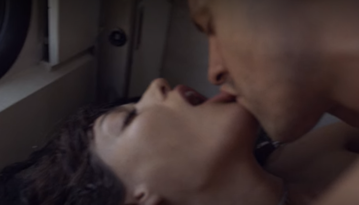 Metin Akdülger ve Dilan Çiçek Deniz'in Yarına Tek Bilet filmindeki sevişme sahnesi olay oldu! G4