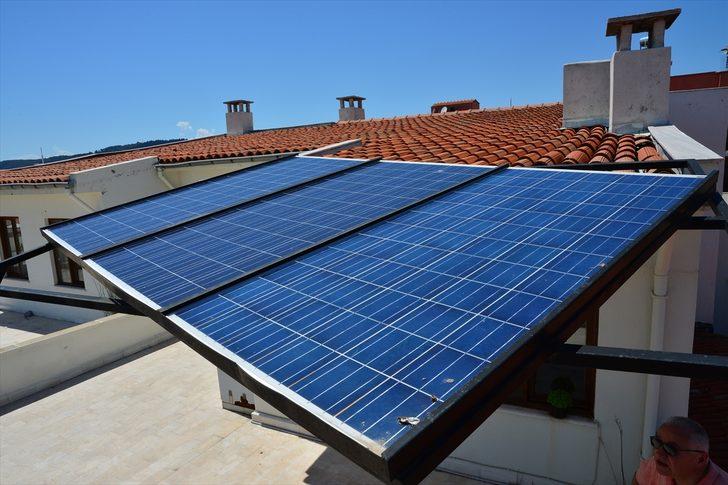  Balkona kurdukları güneş paneli sayesinde 7 yıldır elektrik faturası ödemiyorlar G2