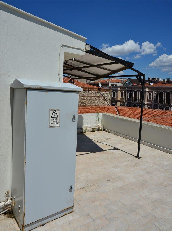  Balkona kurdukları güneş paneli sayesinde 7 yıldır elektrik faturası ödemiyorlar G3