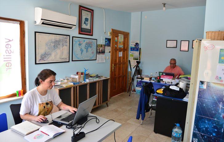  Balkona kurdukları güneş paneli sayesinde 7 yıldır elektrik faturası ödemiyorlar G4