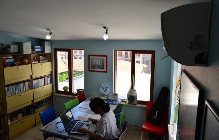  Balkona kurdukları güneş paneli sayesinde 7 yıldır elektrik faturası ödemiyorlar G5