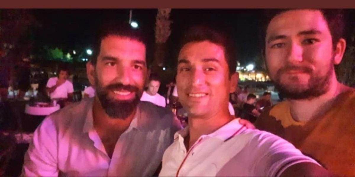 &Uuml;nl&uuml; futbolcu Arda Turan Marmaris&rsquo;te hayranlarının fotoğraf istediğini kırmadı