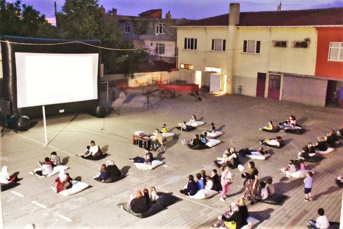 A&ccedil;ıkhava sineması &ccedil;ocukların ayağına geldi