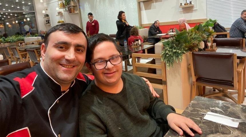 D&uuml;r&uuml;mc&uuml; Mahsun Usta engelli &ccedil;ocuklara ziyafet verdi