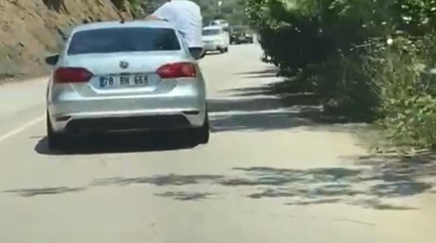 Seyir halindeki otomobilde yaptığı hareketler &ouml;l&uuml;me davetiye &ccedil;ıkarttı