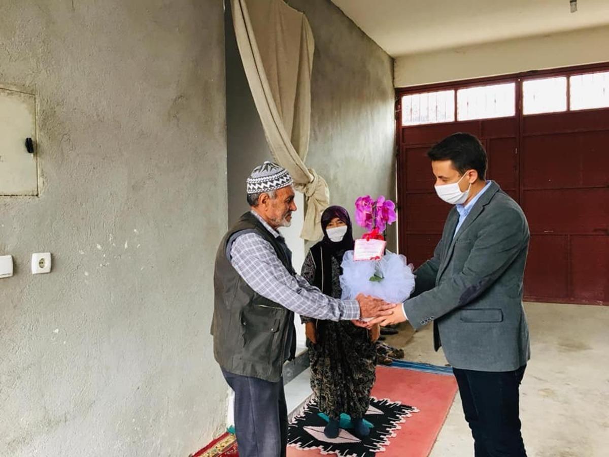 Kaymakam Şeref G&uuml;lyer&rsquo;den şehit ailelerine &ccedil;i&ccedil;ek