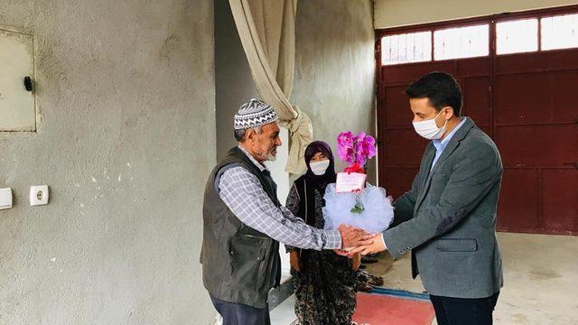 Kaymakam Şeref Gülyer’den şehit ailelerine çiçek