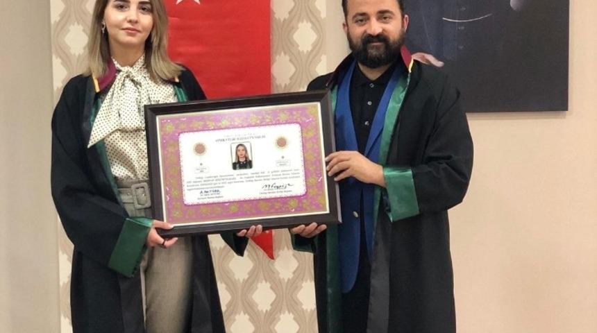 Başkan Akt&uuml;rk, mesleğe yeni adım atan gen&ccedil; meslektaşlarına avukatlık ruhsatnamelerini takdim etti